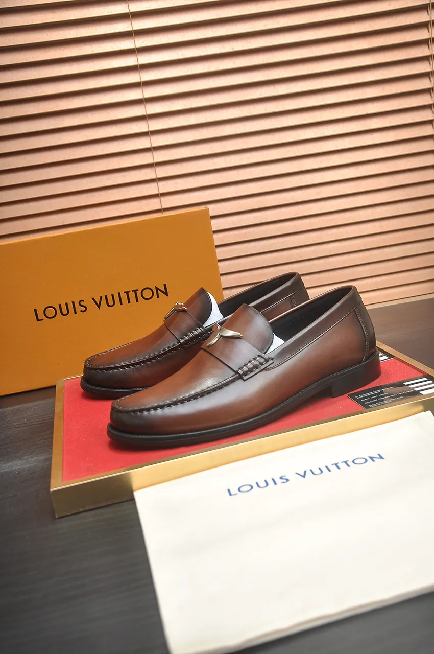 Men's men's shoes 💰560💶 [LV] (original single cowhide lining) 🍀LV's latest genuine leather business suit shoes are launched simultaneously on the official website. The first-layer cowhide imported from Italy is made of heavy gold, 💥1:1 rubber outsole from the official website. Versatile to wear, high-end without losing class, and the color combination is extraordinary. This four-season style is alluring when worn on your feet, showing off your big-name flair. Standard code 38-44 (45 customized)
